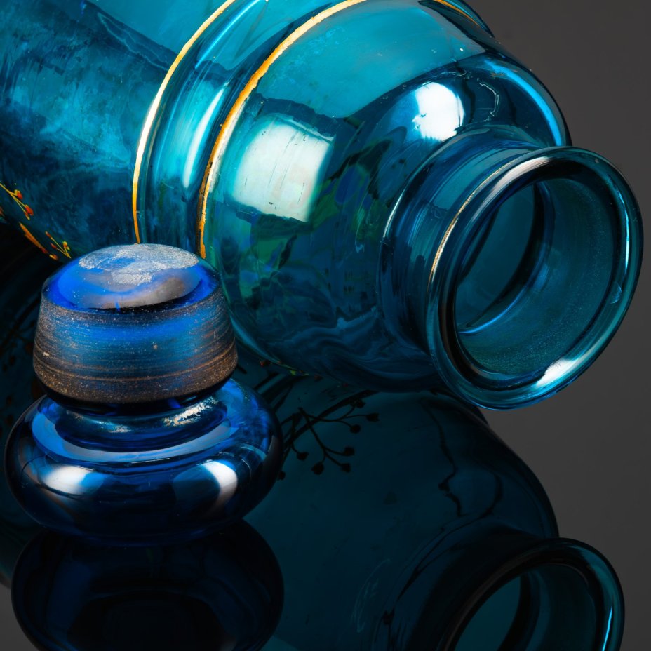 Емкость (банка, бутыль) голубого оттенка, с изображением бабочек