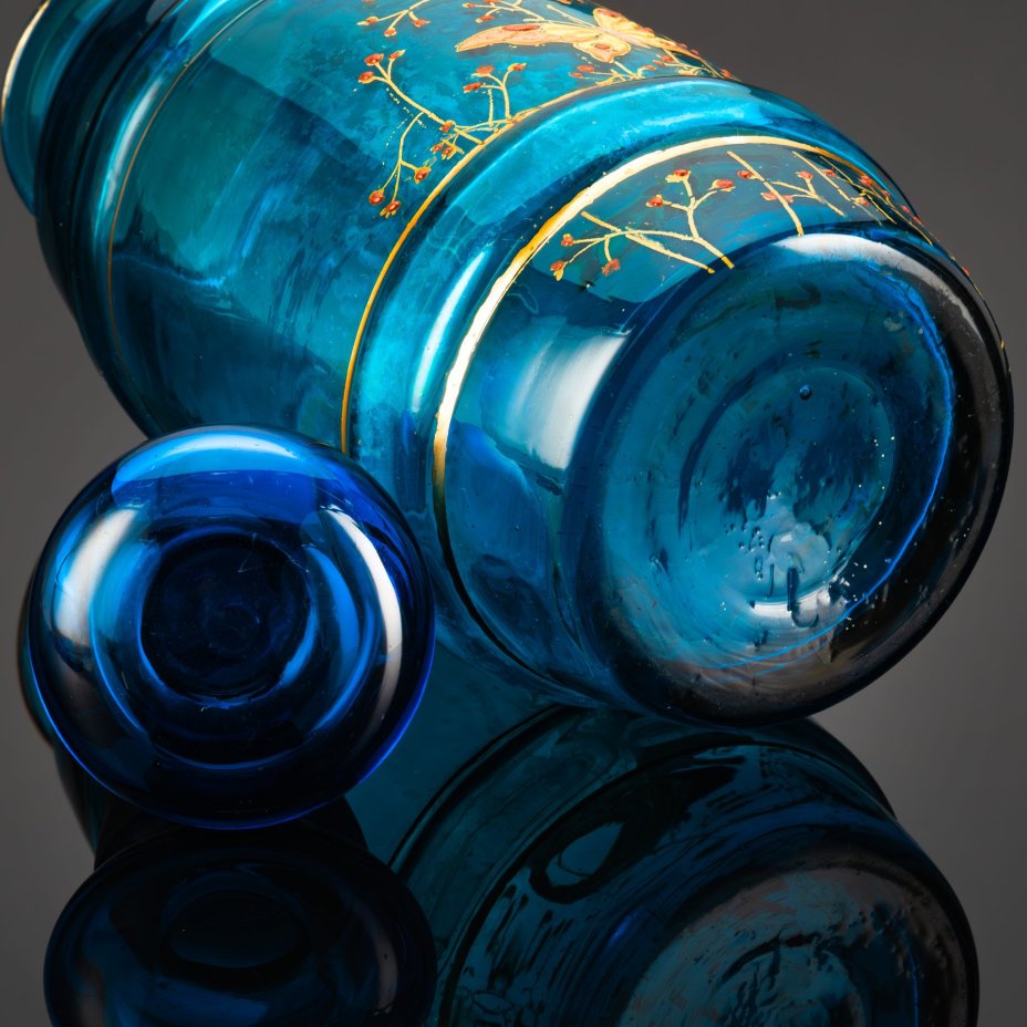 Емкость (банка, бутыль) голубого оттенка, с изображением бабочек