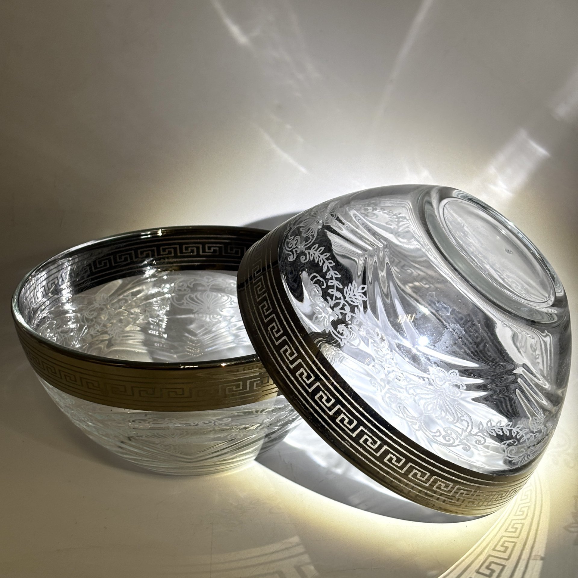 Набор из 2-х салатников, украшенных растительным декором, стекло, серебрение, Российская Федерация, 2000-2010 гг.