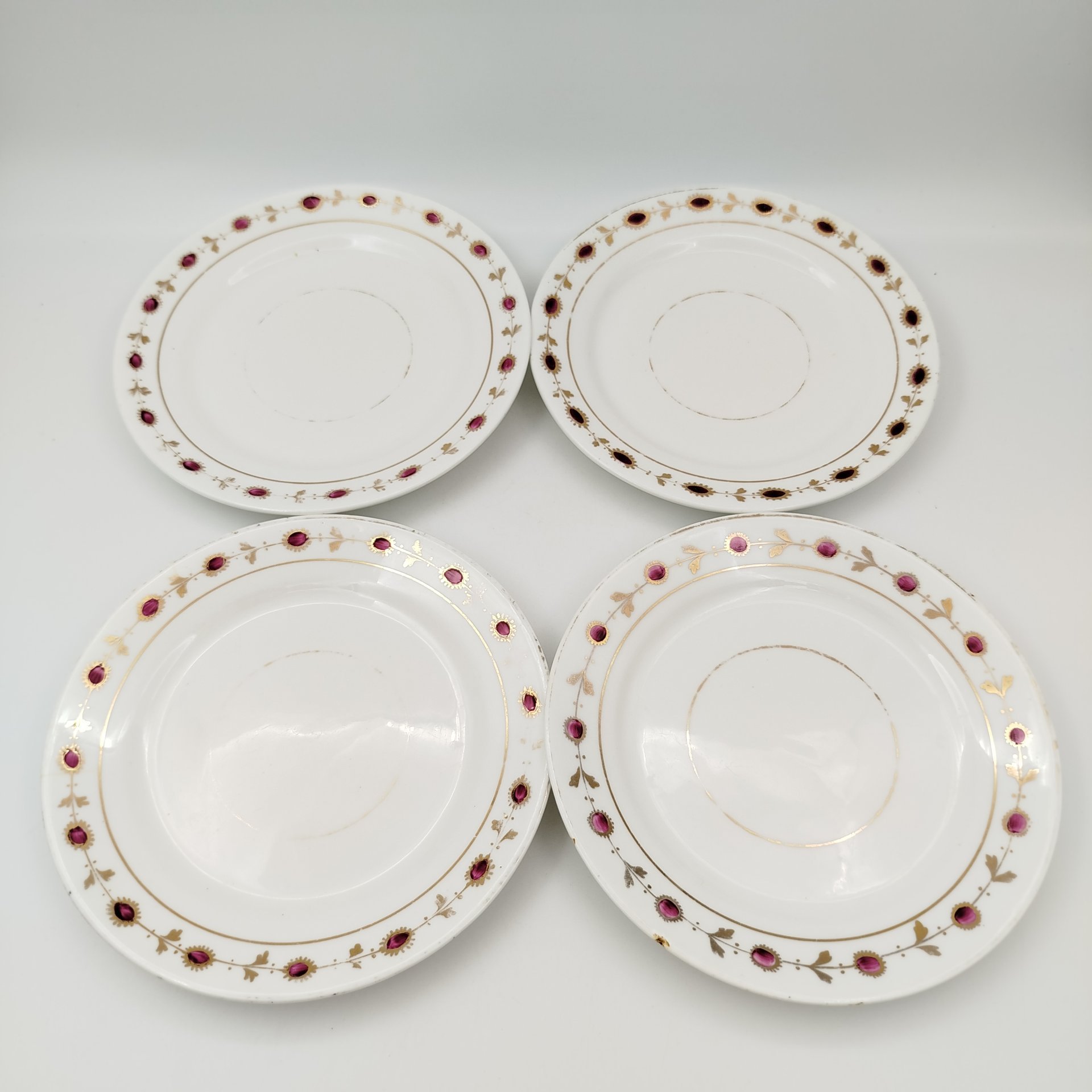 Набор из четырех десертных тарелок с растительным орнаментом, фаянс, роспись, золочение, Россия, 1900-1930 гг.