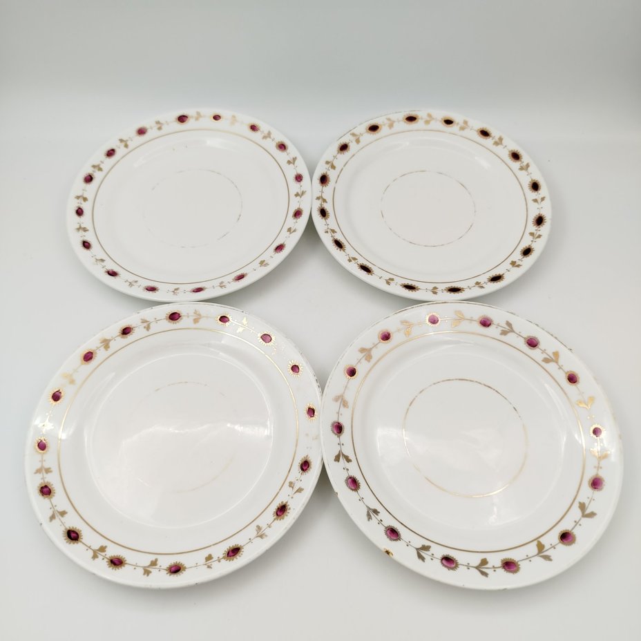 Набор из четырех десертных тарелок с растительным орнаментом, фаянс, роспись, золочение, Россия, 1900-1930 гг.