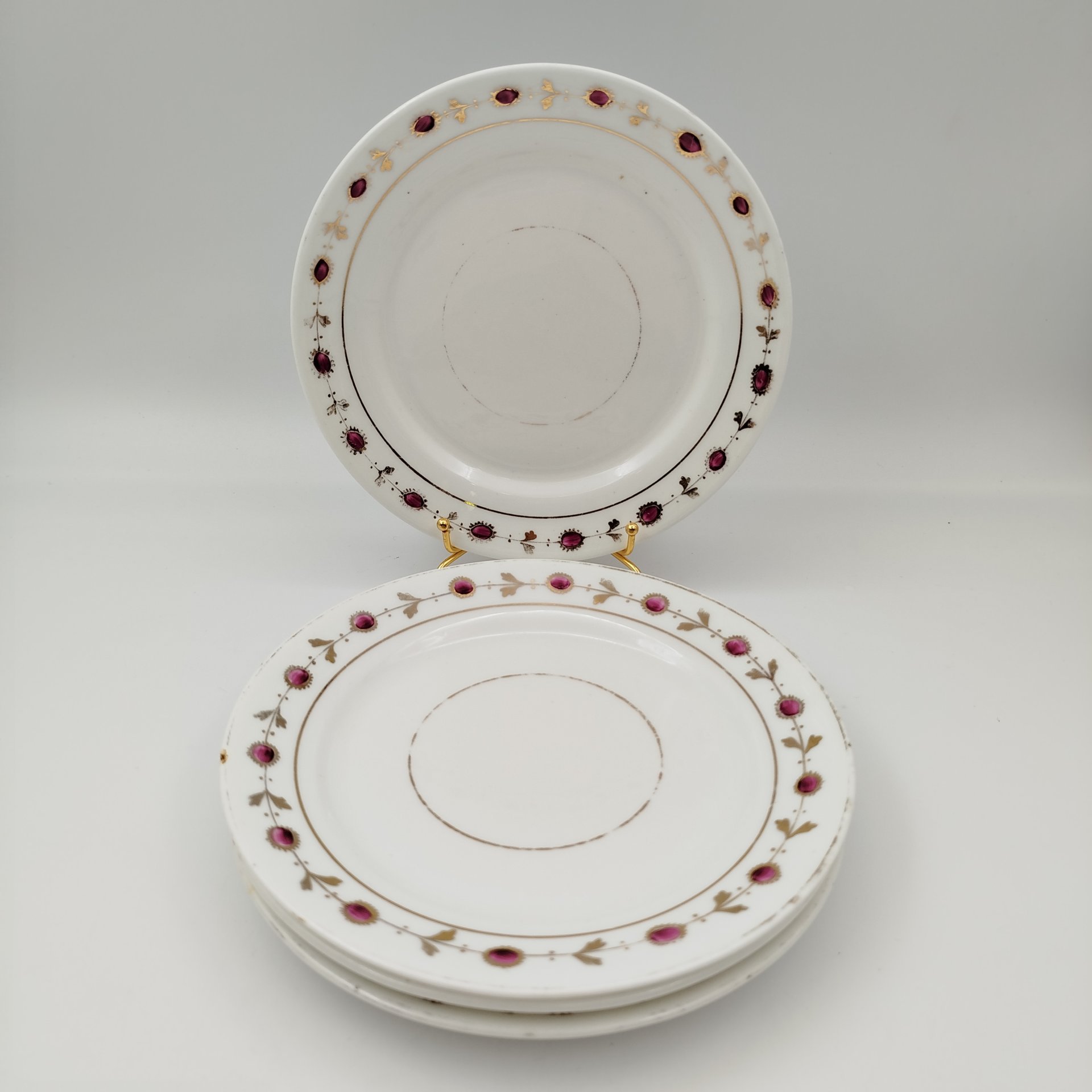 Набор из четырех десертных тарелок с растительным орнаментом, фаянс, роспись, золочение, Россия, 1900-1930 гг.