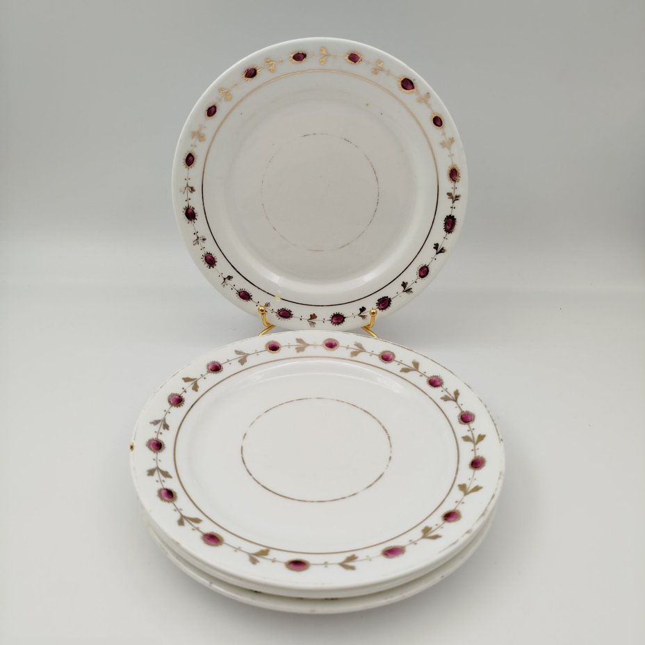 Набор из четырех десертных тарелок с растительным орнаментом