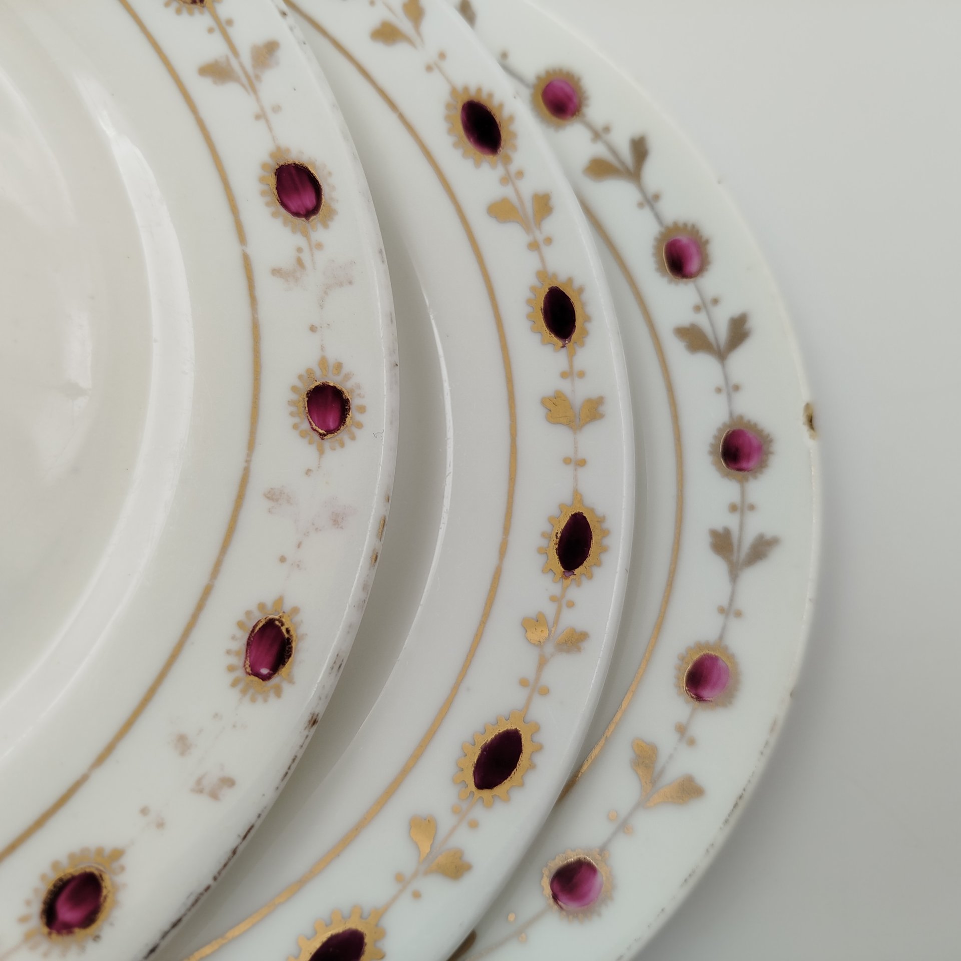 Набор из четырех десертных тарелок с растительным орнаментом, фаянс, роспись, золочение, Россия, 1900-1930 гг.