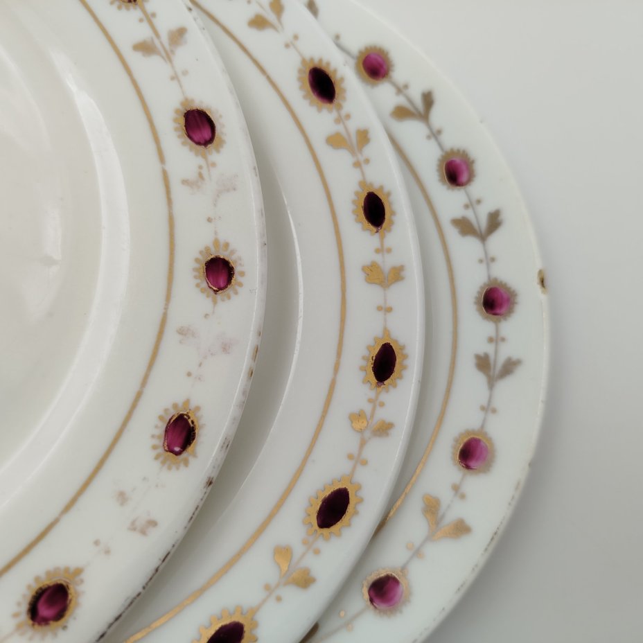 Набор из четырех десертных тарелок с растительным орнаментом