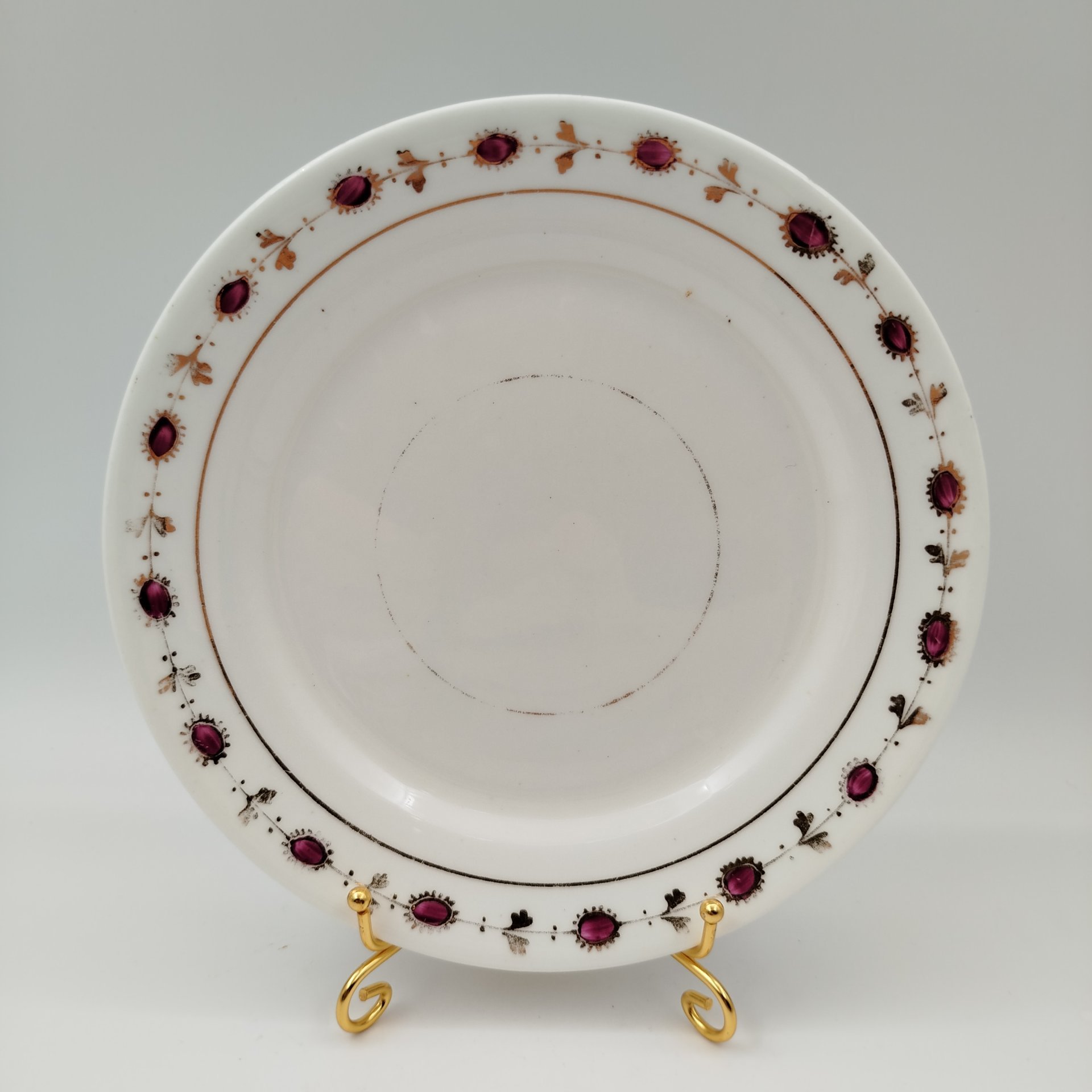 Набор из четырех десертных тарелок с растительным орнаментом, фаянс, роспись, золочение, Россия, 1900-1930 гг.