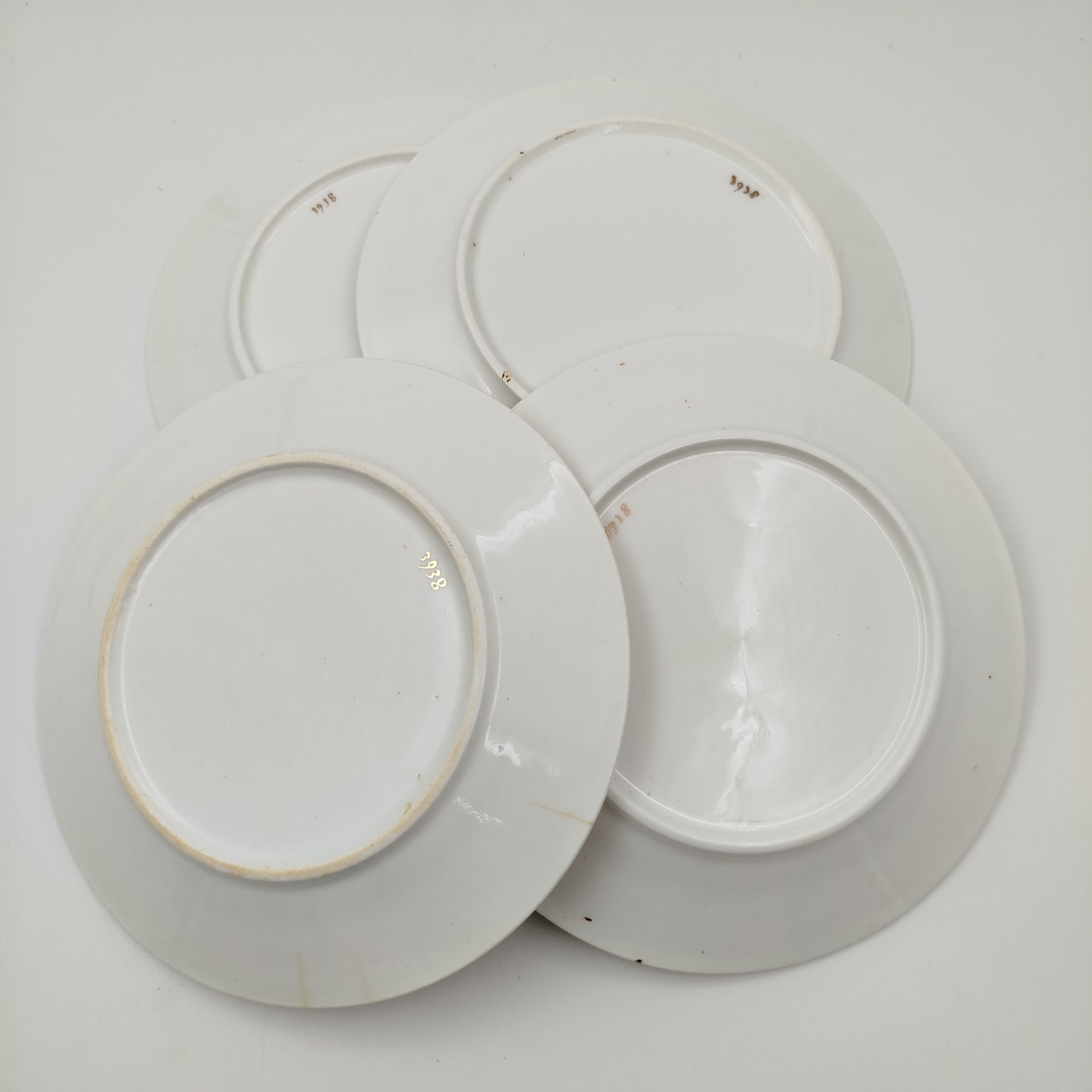 Набор из четырех десертных тарелок с растительным орнаментом, фаянс, роспись, золочение, Россия, 1900-1930 гг.