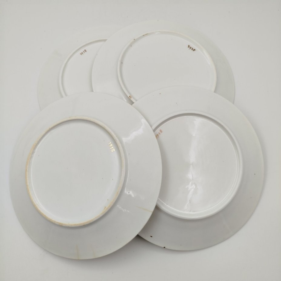 Набор из четырех десертных тарелок с растительным орнаментом