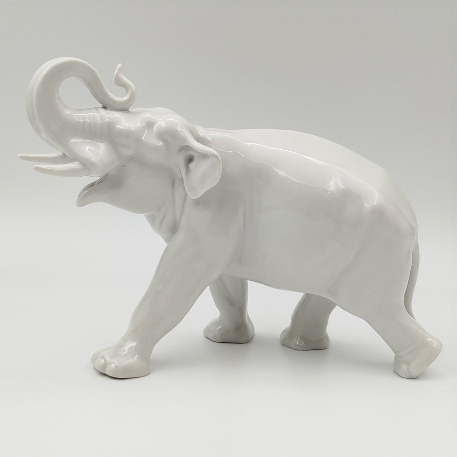 Статуэтка "Слон", скульптор Б.Я. Воробьев, фарфор, Ленинградский фарфоровый завод (ЛФЗ), СССР, 1950-1970 гг.