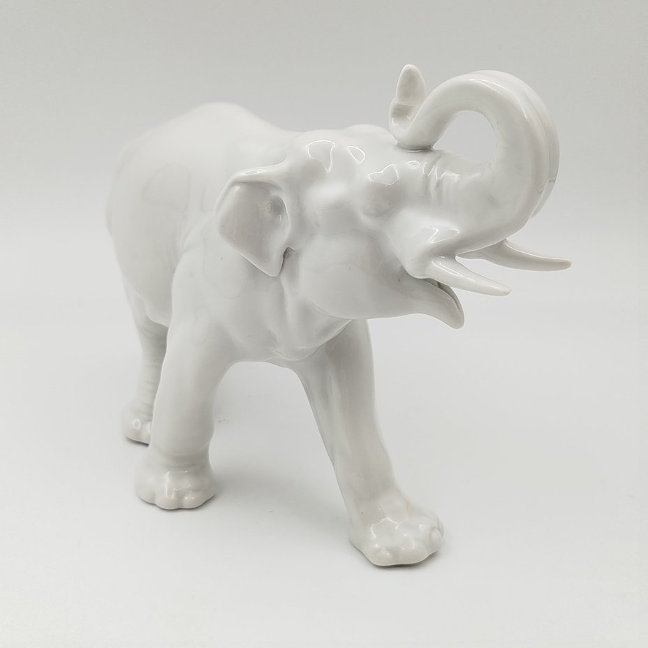 Статуэтка "Слон", скульптор Б.Я. Воробьев, фарфор, Ленинградский фарфоровый завод (ЛФЗ), СССР, 1950-1970 гг.