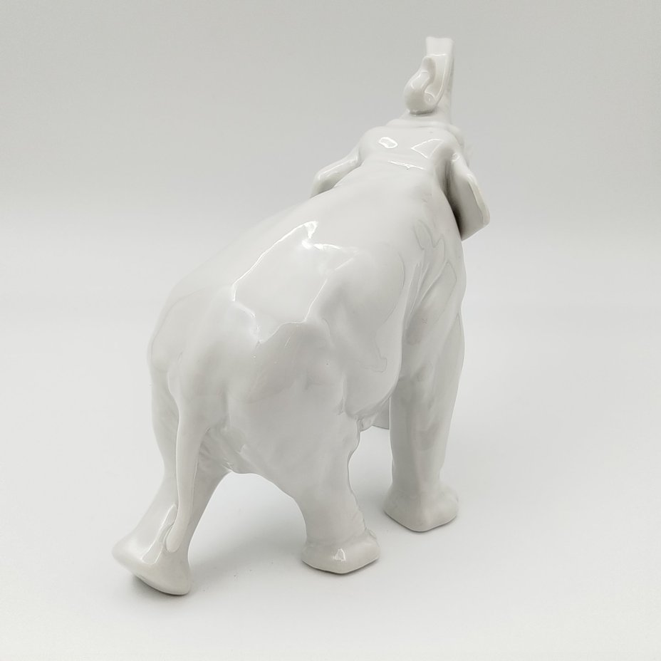Статуэтка "Слон", скульптор Б.Я. Воробьев, фарфор, Ленинградский фарфоровый завод (ЛФЗ), СССР, 1950-1970 гг.