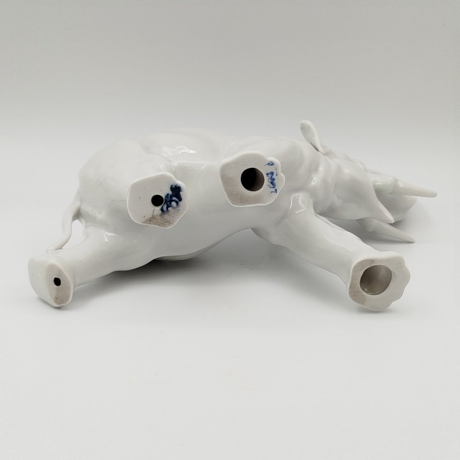 Статуэтка "Слон", скульптор Б.Я. Воробьев, фарфор, Ленинградский фарфоровый завод (ЛФЗ), СССР, 1950-1970 гг.