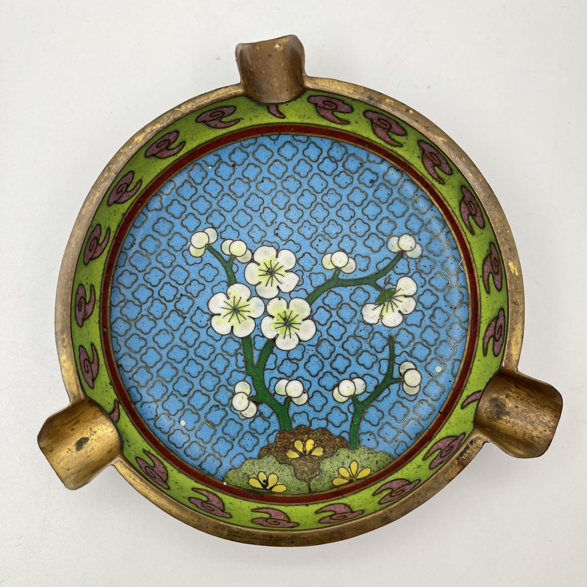 Пепельница, украшенная изображением цветущей вишни на облачном фоне