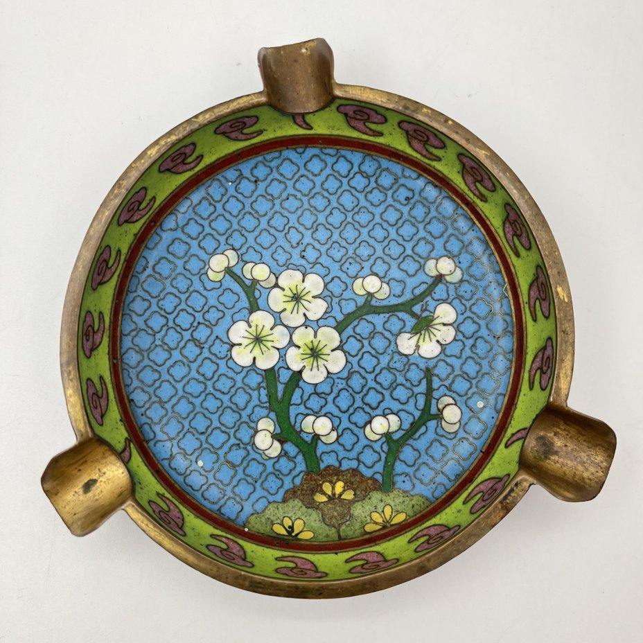 Пепельница, украшенная изображением цветущей вишни на облачном фоне