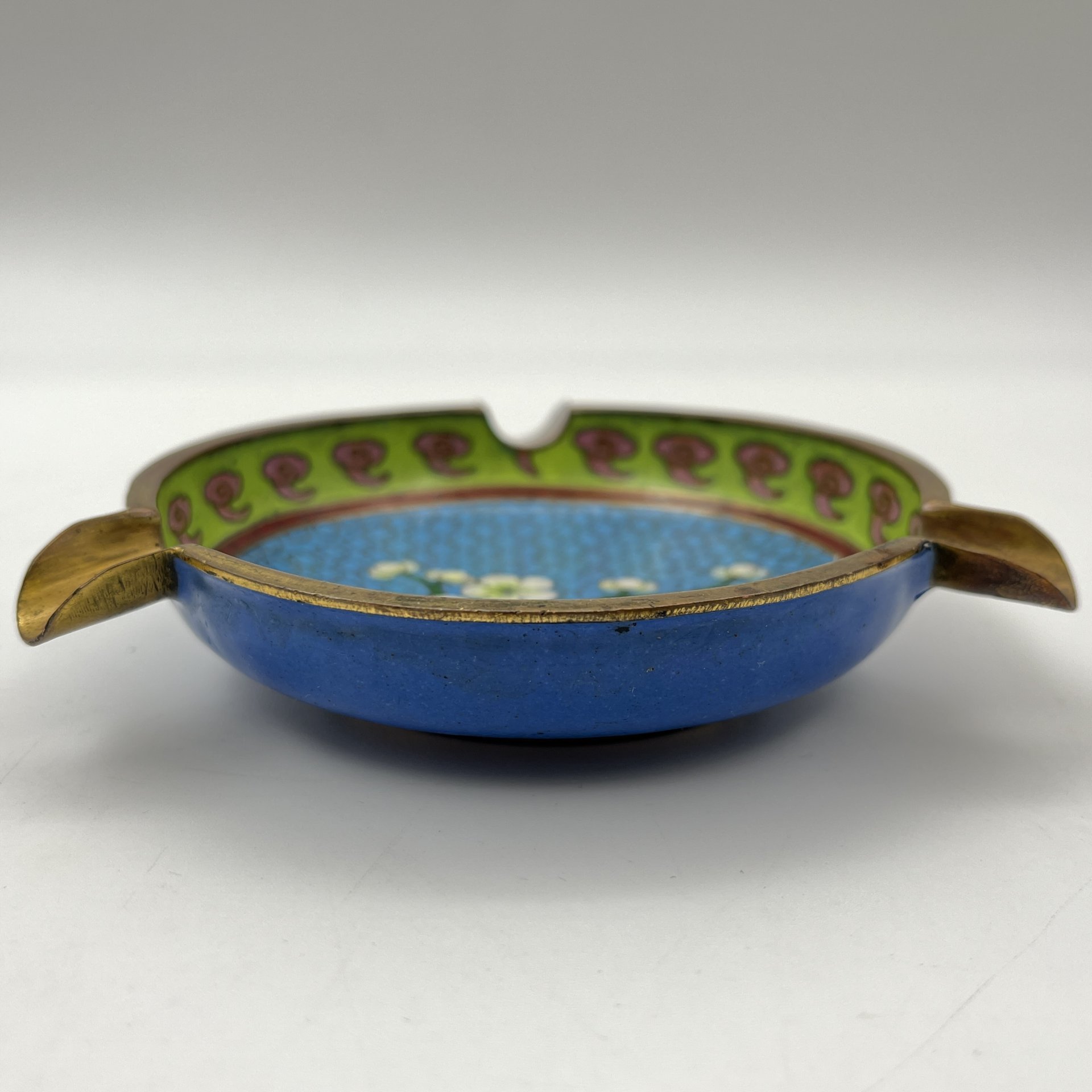 Пепельница, украшенная изображением цветущей вишни на облачном фоне