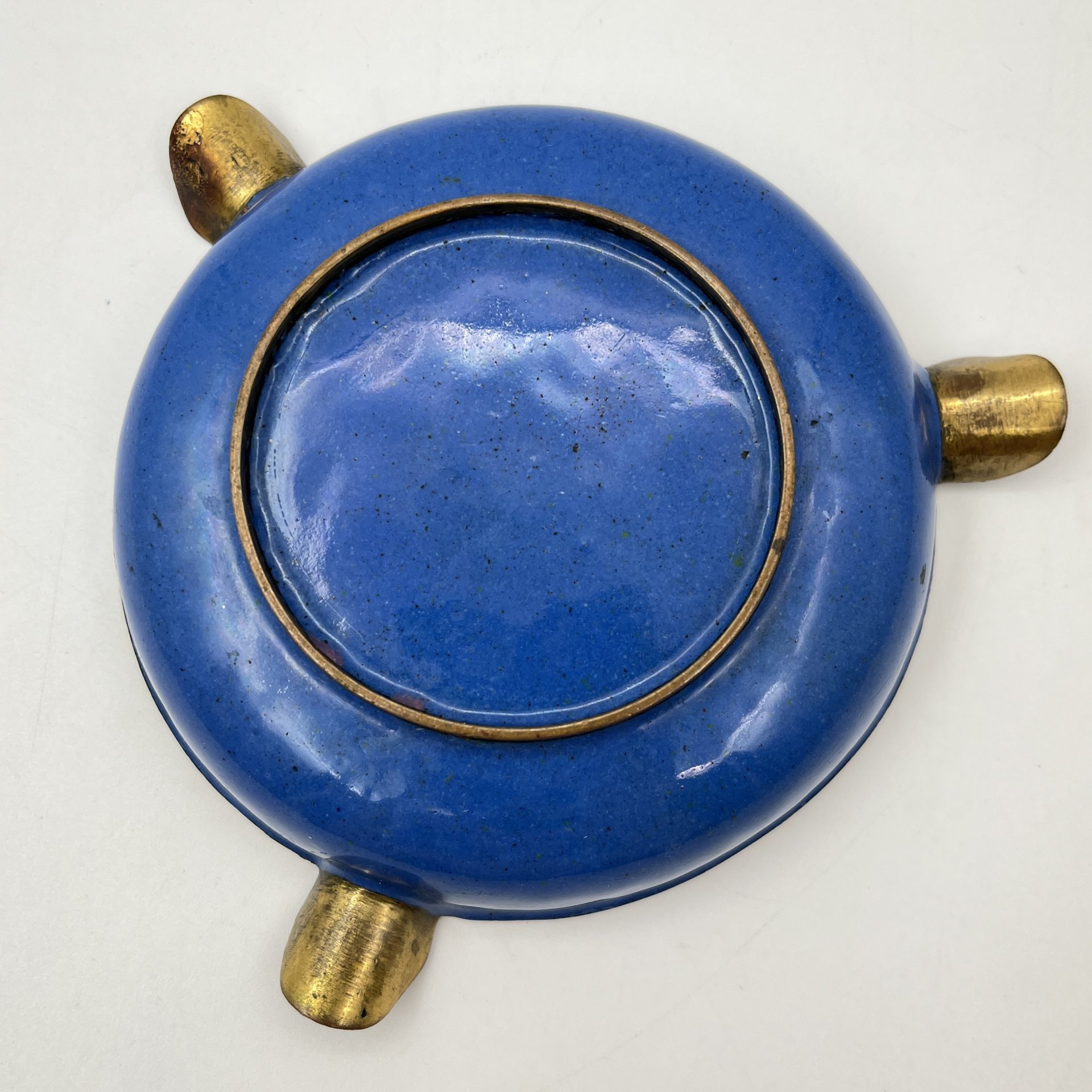 Пепельница, украшенная изображением цветущей вишни на облачном фоне