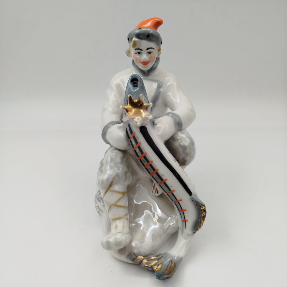 Статуэтка "Емеля со щукой" ("По щучьему велению"), скульптор В. Петушков, фарфор, роспись, золочение, Ленинградский завод фарфоровых изделий (ЛЗФИ), СССР, 1956-1967 гг.