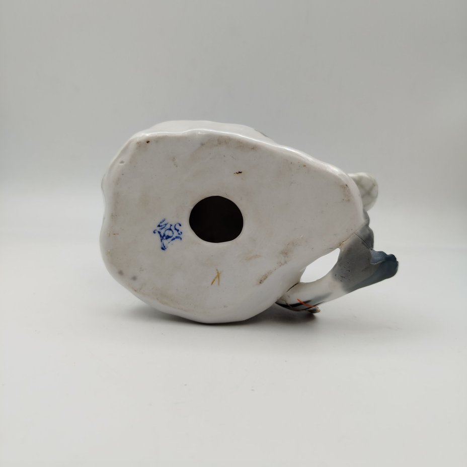 Статуэтка "Емеля со щукой" ("По щучьему велению"), скульптор В. Петушков, фарфор, роспись, золочение, Ленинградский завод фарфоровых изделий (ЛЗФИ), СССР, 1956-1967 гг.