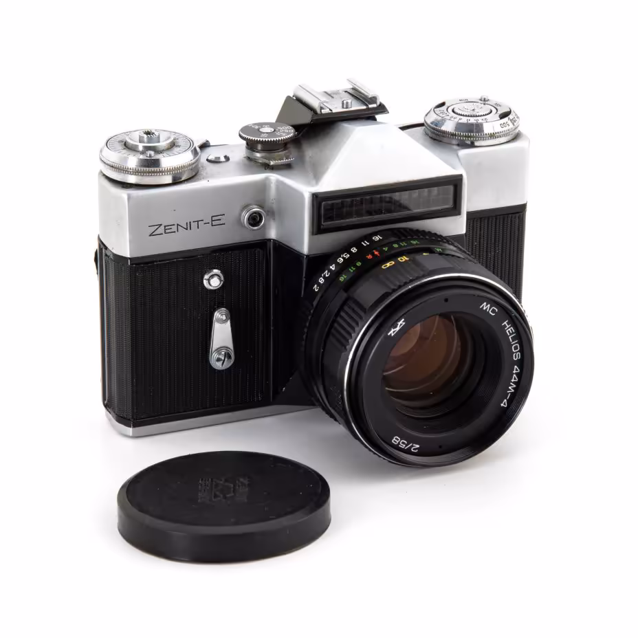 Фотоаппарат "Zenit-E"с объективом "Гелиос-44-2 в оригинальном кофре коричневого цвета, Белорусское оптико-механическое объединение (БелОМО)