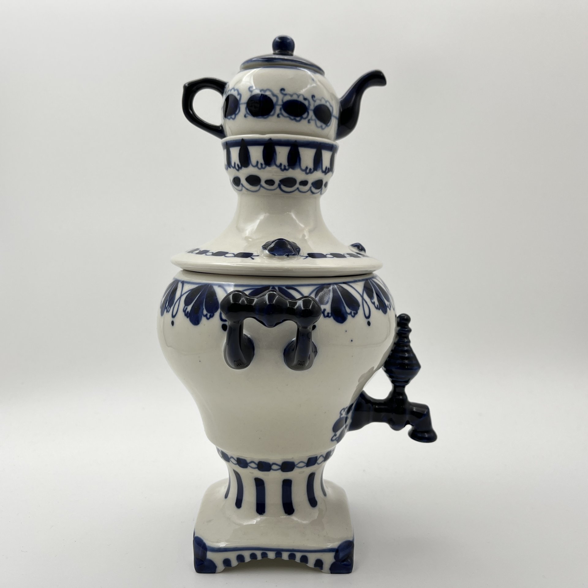 Самовар декоративный с миниатюрным чайником, фарфор, роспись, Объединение «Гжель», СССР, 1972-1985 гг.