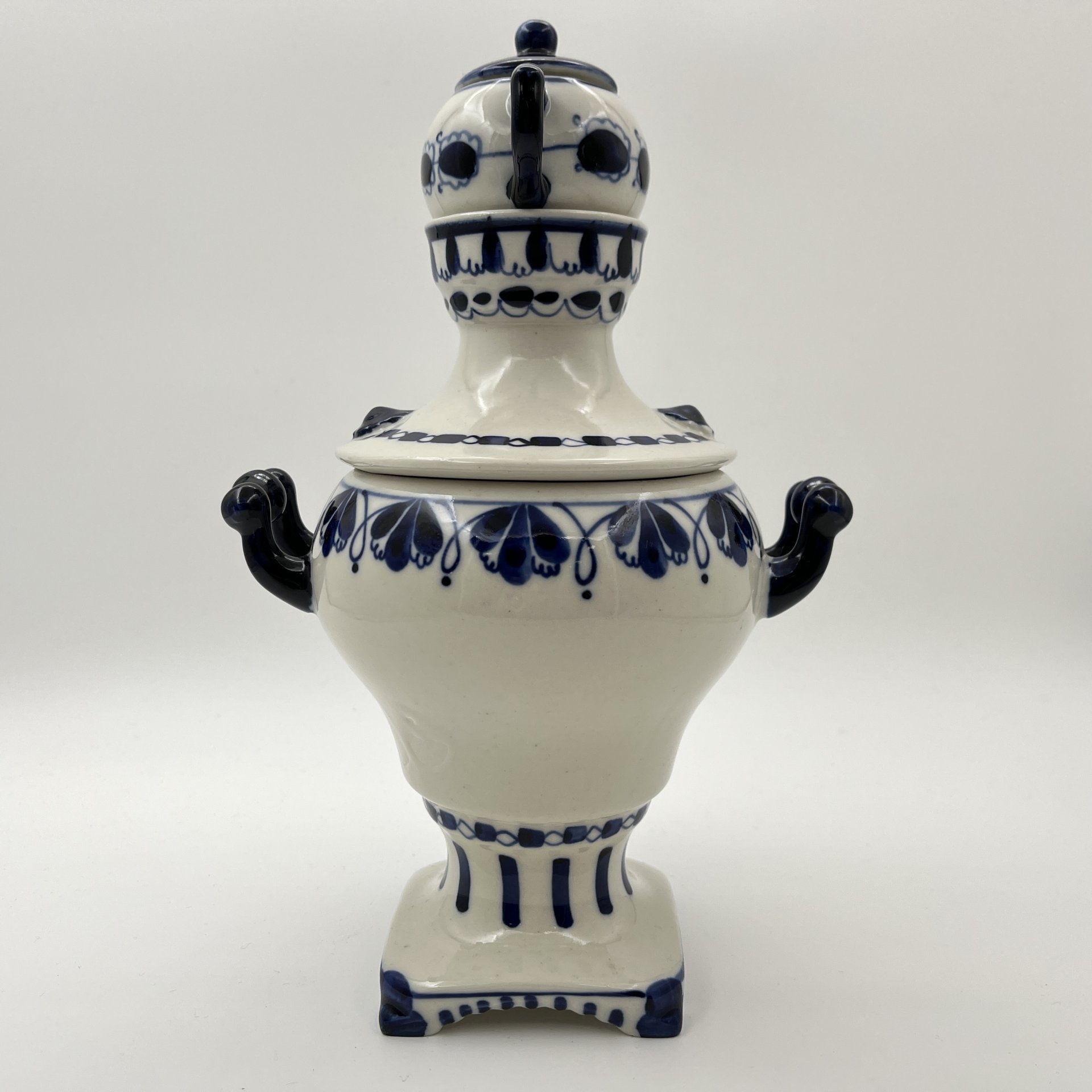 Самовар декоративный с миниатюрным чайником, фарфор, роспись, Объединение «Гжель», СССР, 1972-1985 гг.