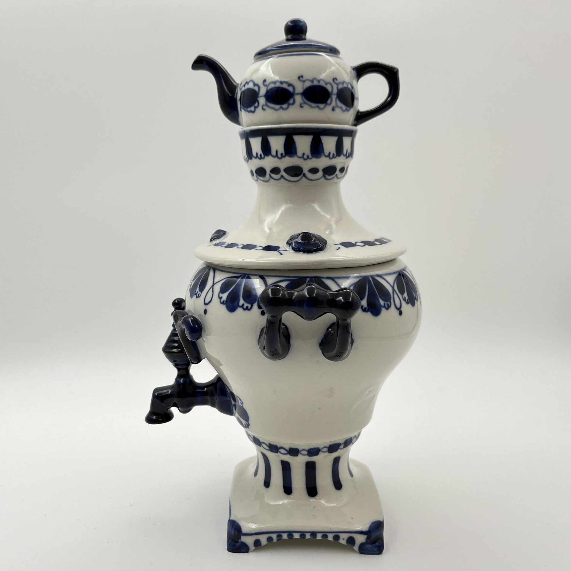 Самовар декоративный с миниатюрным чайником, фарфор, роспись, Объединение «Гжель», СССР, 1972-1985 гг.