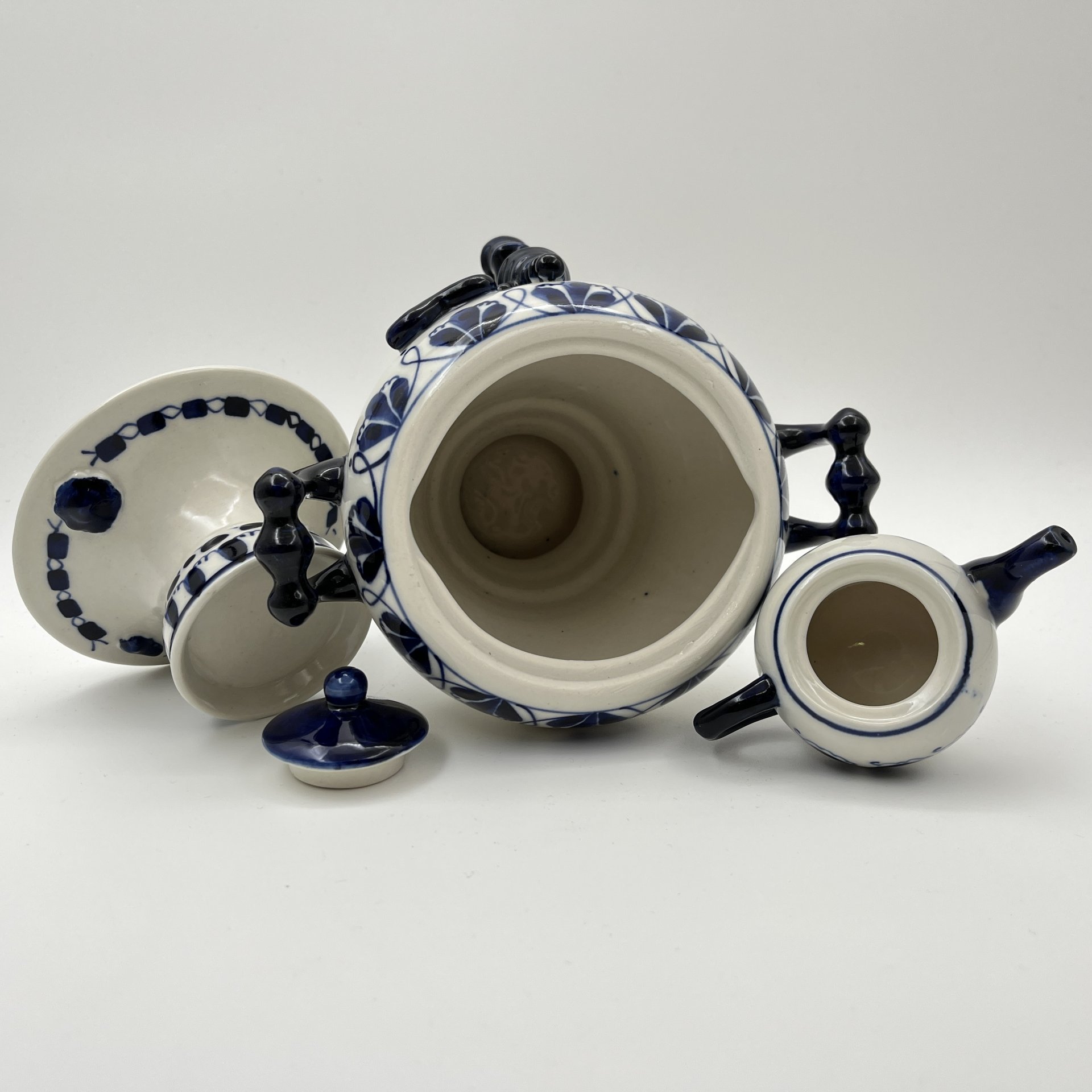 Самовар декоративный с миниатюрным чайником, фарфор, роспись, Объединение «Гжель», СССР, 1972-1985 гг.