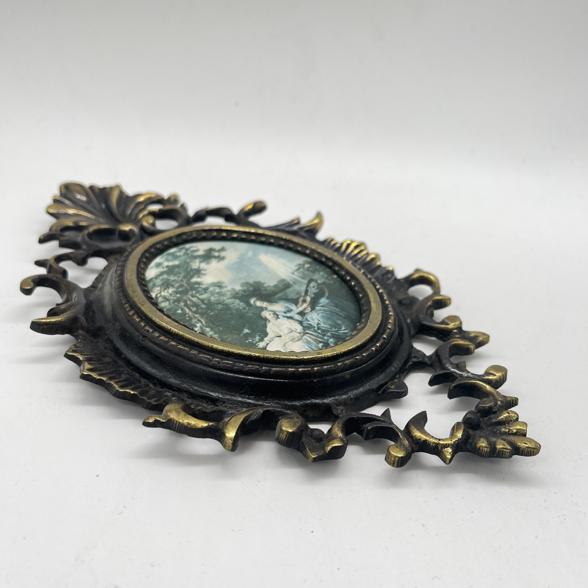 Панно настенное с изображением музицирующих девушек, латунь, ткань, картон, шелкография, патинирование, Западная Европа, 1970-1980 гг.