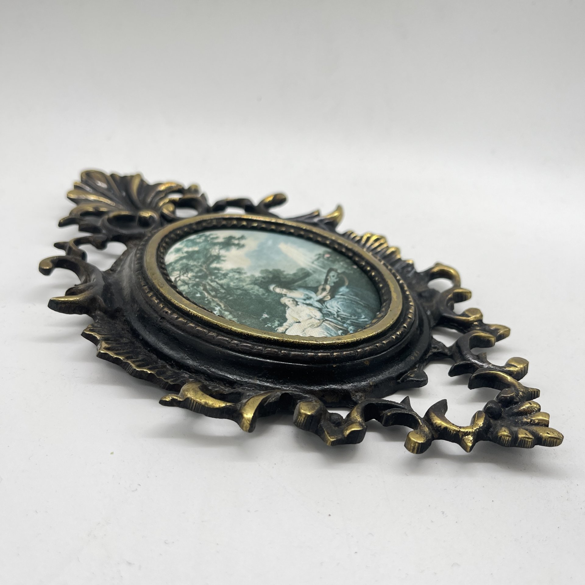 Панно настенное с изображением музицирующих девушек, латунь, ткань, картон, шелкография, патинирование, Западная Европа, 1970-1980 гг.