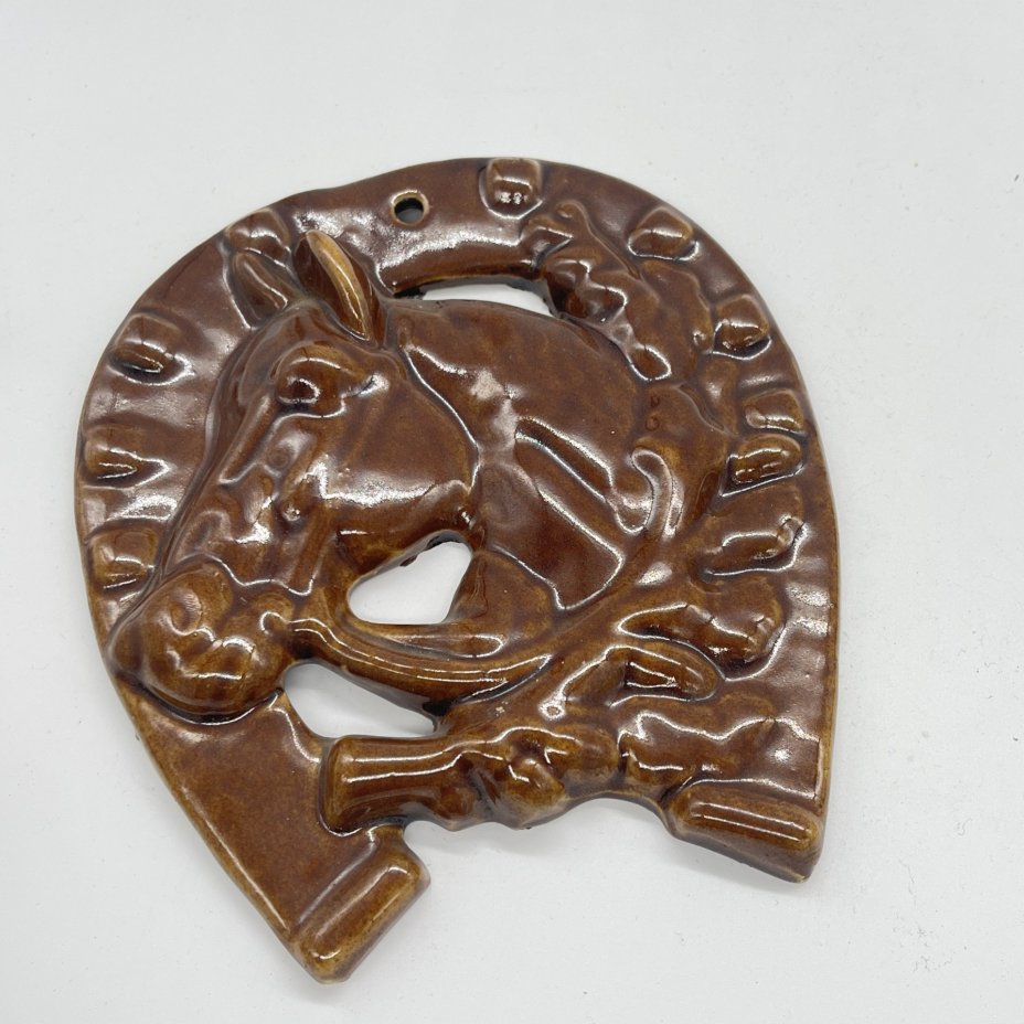 Панно настенное "Счастливая подкова" с символом 2026 года, фаянс, глазурь, Россия, 1990-2010 гг.