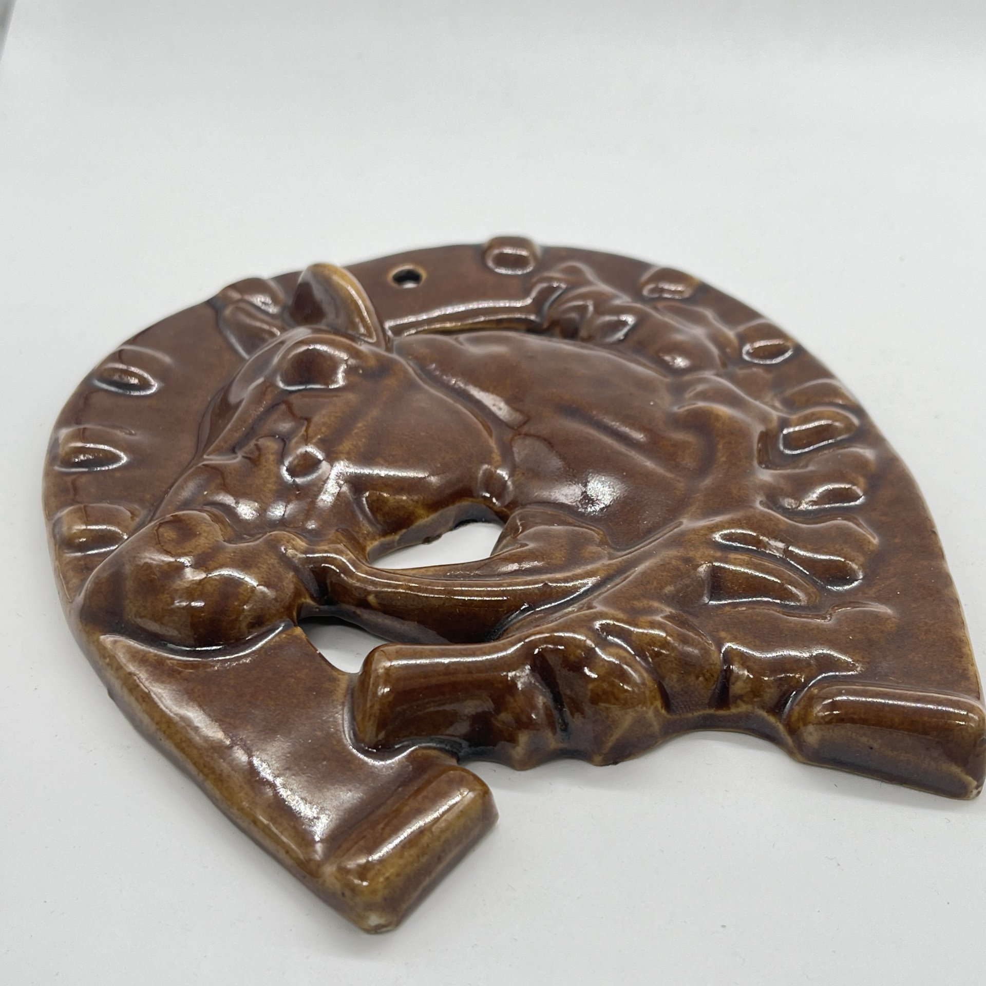 Панно настенное "Счастливая подкова" с символом 2026 года, фаянс, глазурь, Россия, 1990-2010 гг.