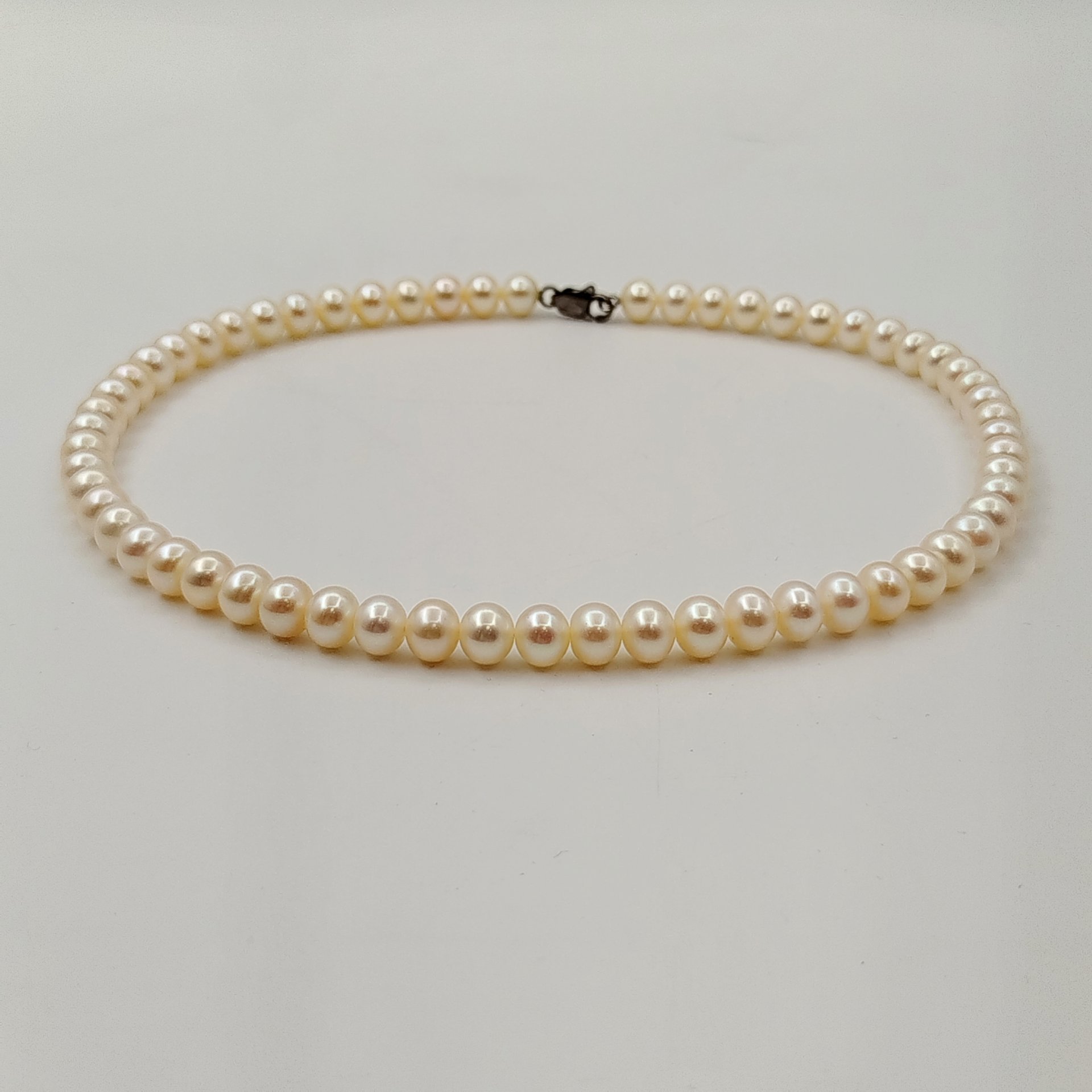 Бусы в футляре, маркировка "G" на фурнитуре