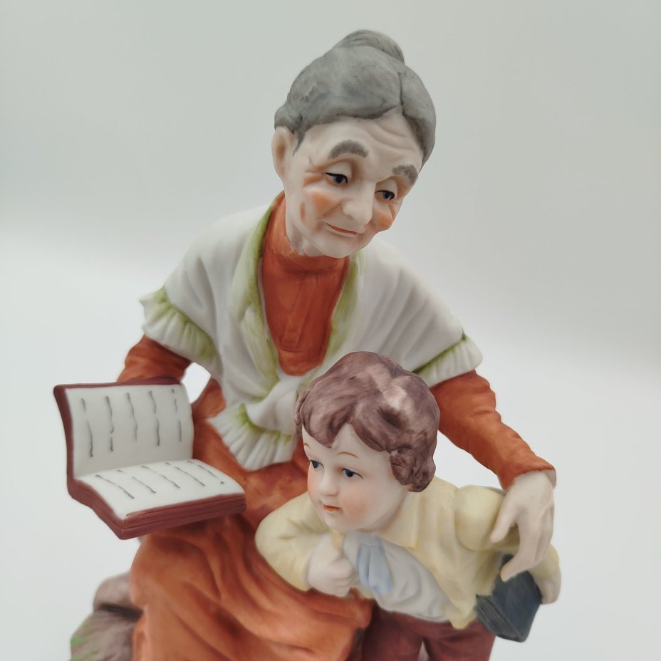 Статуэтка "Бабушка читает сказки внуку", фарфор, роспись, Европа, 1990-2000 гг.
