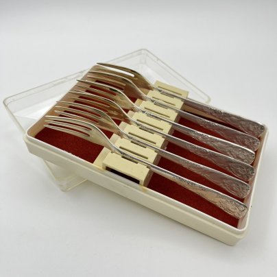 Набор из шести десертных вилок с растительным декором в оригинальной коробке, Эчмиадзинский завод бытовых металлических изделий, мНЦ (медь-никель-цинк), пластик, СССР, 1970-1990 гг.