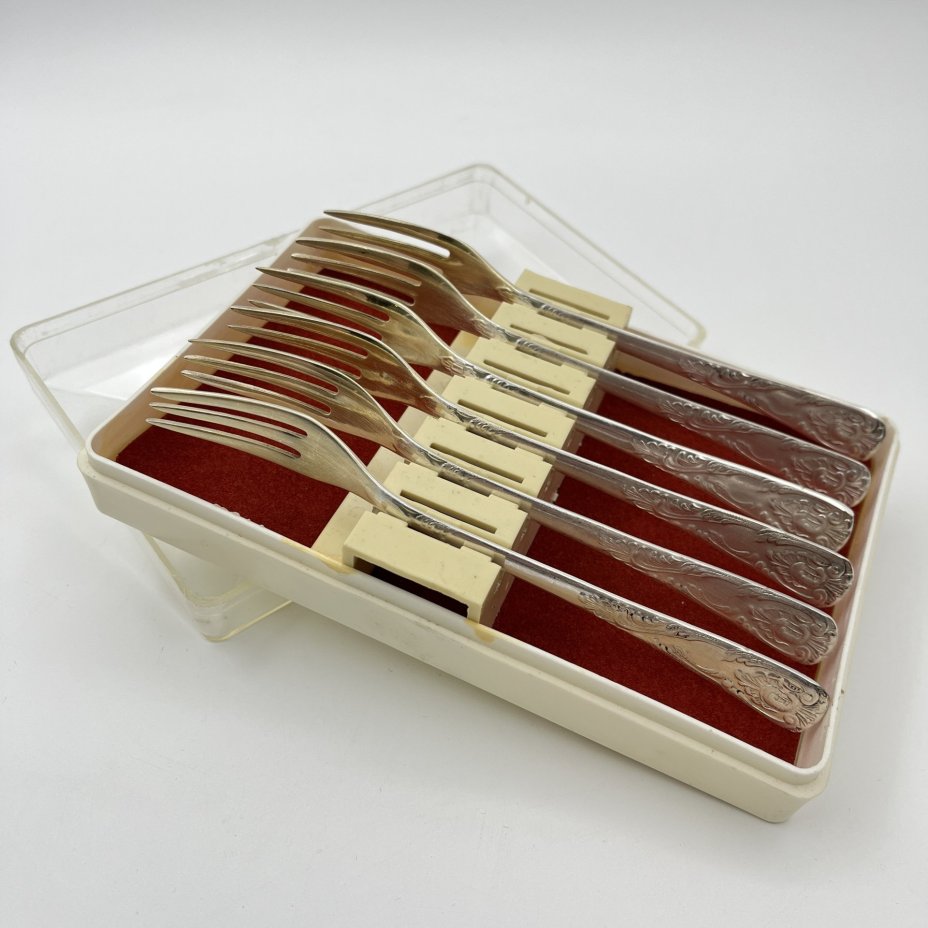 Набор из шести десертных вилок с растительным декором в оригинальной коробке, Эчмиадзинский завод бытовых металлических изделий, мНЦ (медь-никель-цинк), пластик, СССР, 1970-1990 гг.