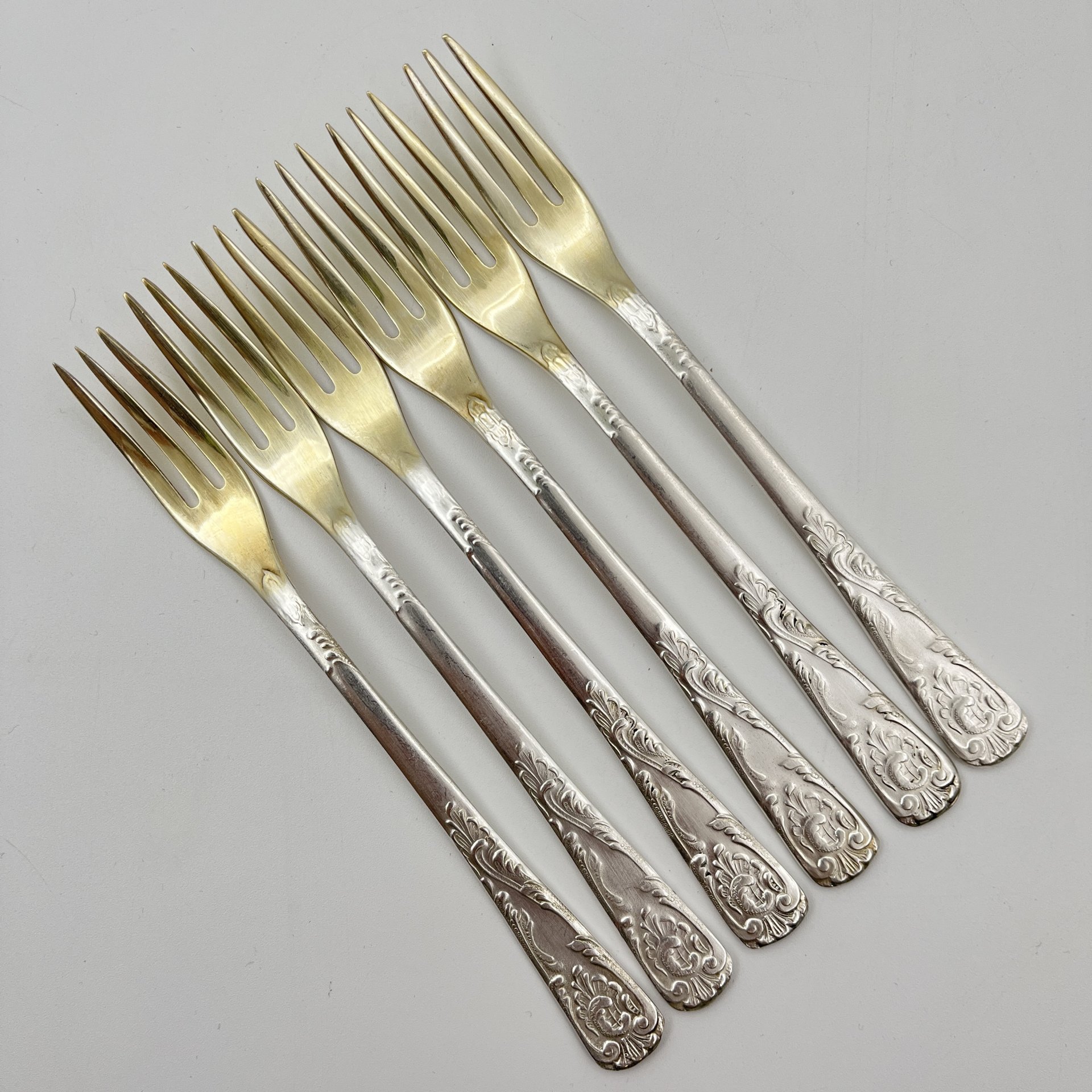 Набор из шести десертных вилок с растительным декором в оригинальной коробке, Эчмиадзинский завод бытовых металлических изделий, мНЦ (медь-никель-цинк), пластик, СССР, 1970-1990 гг.
