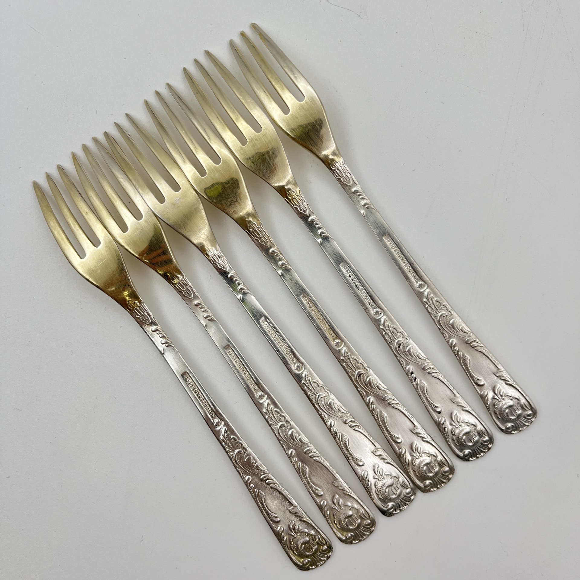 Набор из шести десертных вилок с растительным декором в оригинальной коробке, Эчмиадзинский завод бытовых металлических изделий, мНЦ (медь-никель-цинк), пластик, СССР, 1970-1990 гг.