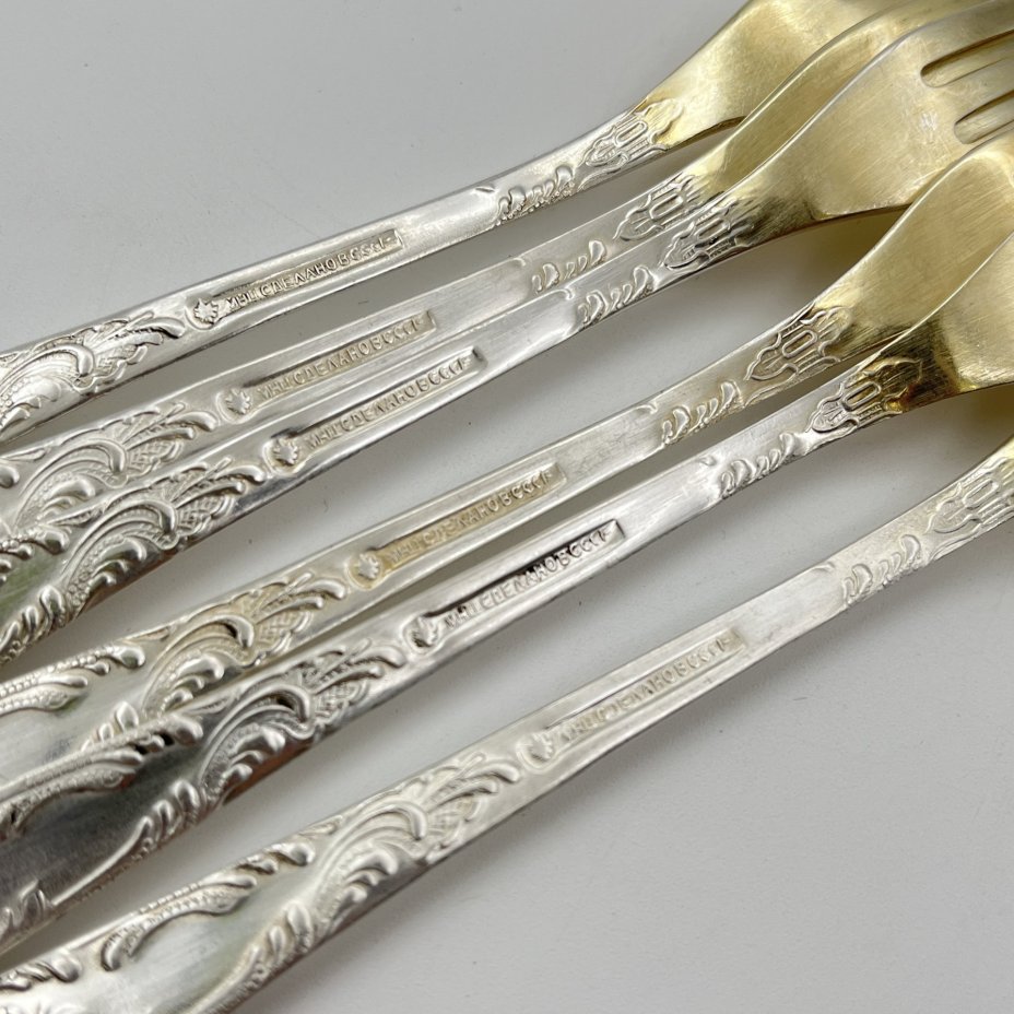 Набор из шести десертных вилок с растительным декором в оригинальной коробке, Эчмиадзинский завод бытовых металлических изделий, мНЦ (медь-никель-цинк), пластик, СССР, 1970-1990 гг.