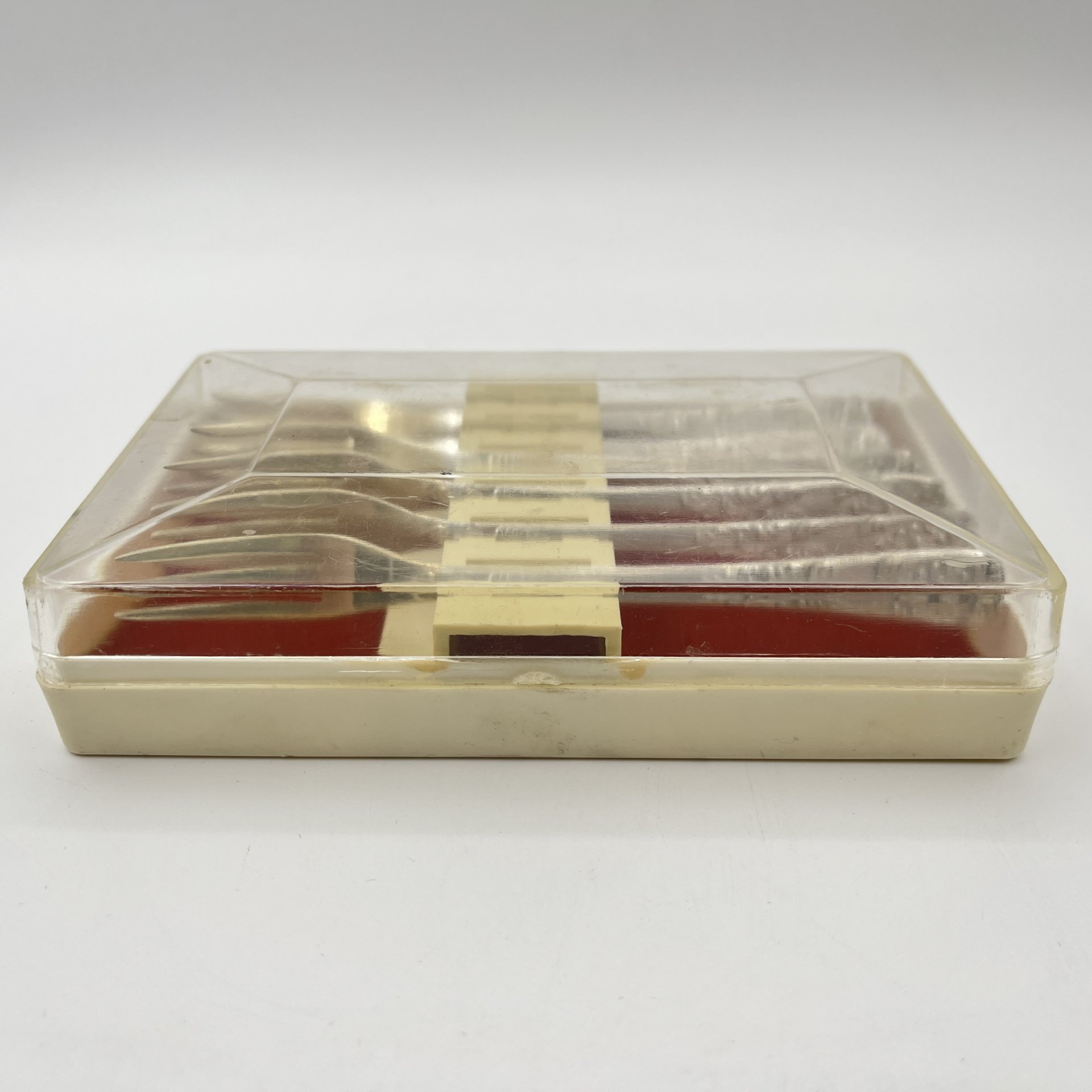 Набор из шести десертных вилок с растительным декором в оригинальной коробке, Эчмиадзинский завод бытовых металлических изделий, мНЦ (медь-никель-цинк), пластик, СССР, 1970-1990 гг.