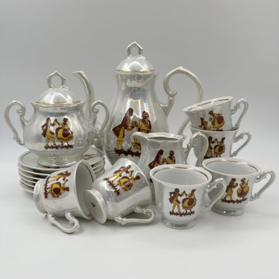Сервиз кофейный на 6 персон, украшенный изображением галантных сцен (15 предметов), фарфор, люстр, деколь, золочение, FP Zajecar, Югославия, 1970-1991 гг.