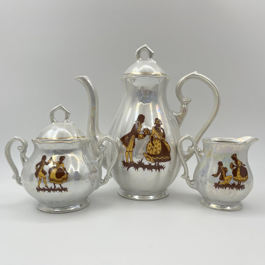 Сервиз кофейный на 6 персон, украшенный изображением галантных сцен (15 предметов), фарфор, люстр, деколь, золочение, FP Zajecar, Югославия, 1970-1991 гг.