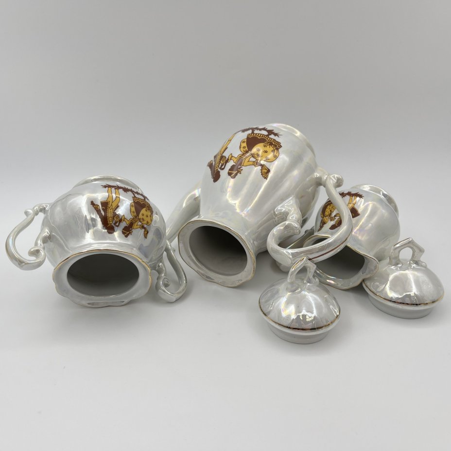 Сервиз кофейный на 6 персон, украшенный изображением галантных сцен (15 предметов), фарфор, люстр, деколь, золочение, FP Zajecar, Югославия, 1970-1991 гг.