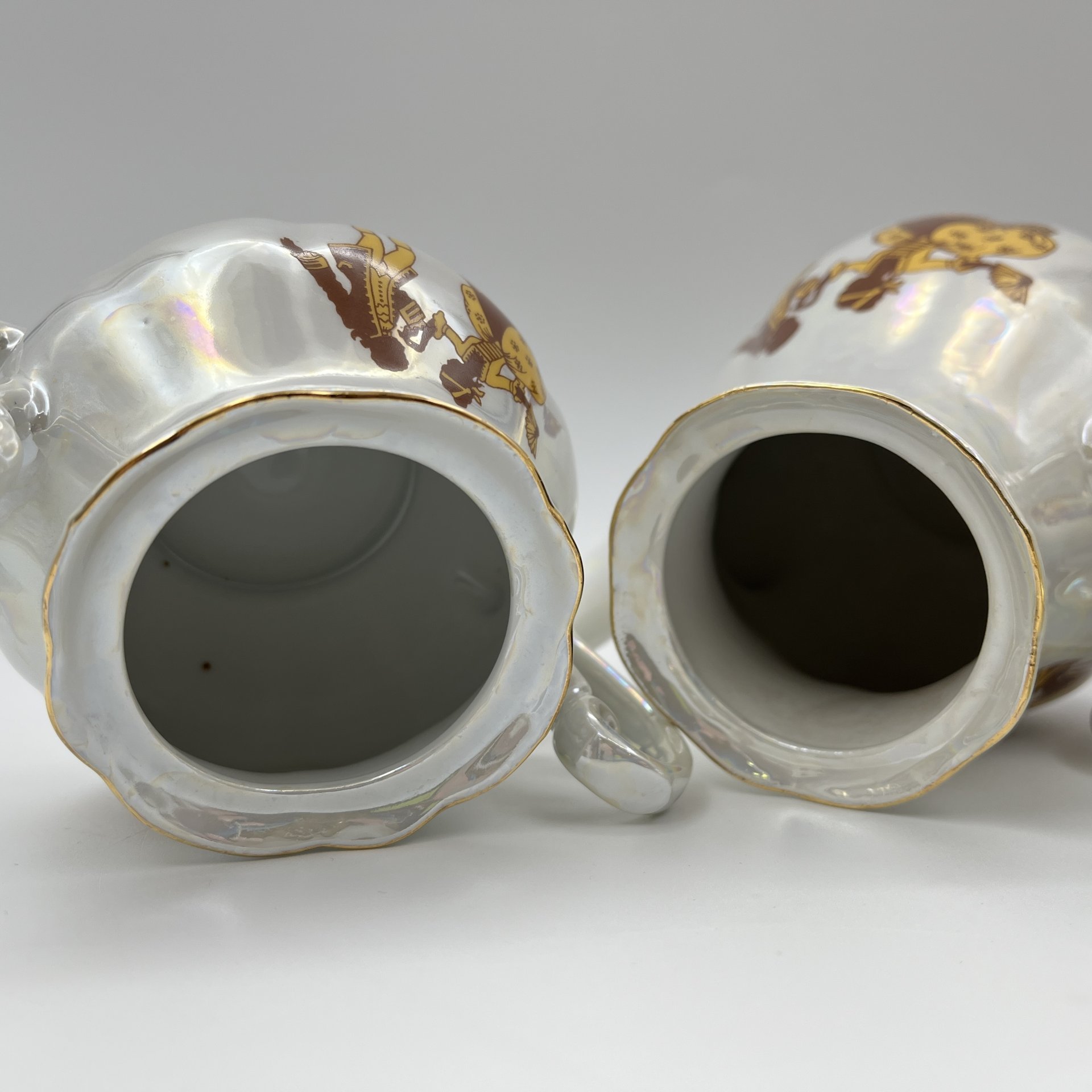 Сервиз кофейный на 6 персон, украшенный изображением галантных сцен (15 предметов), фарфор, люстр, деколь, золочение, FP Zajecar, Югославия, 1970-1991 гг.