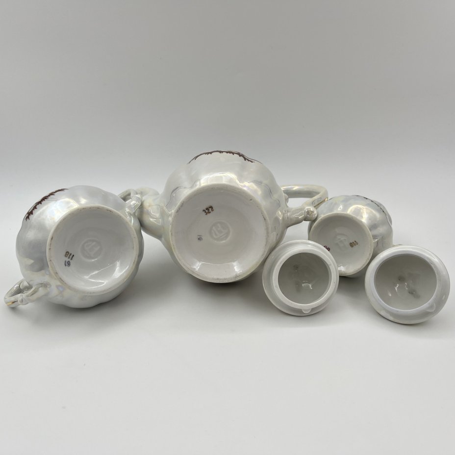 Сервиз кофейный на 6 персон, украшенный изображением галантных сцен (15 предметов), фарфор, люстр, деколь, золочение, FP Zajecar, Югославия, 1970-1991 гг.