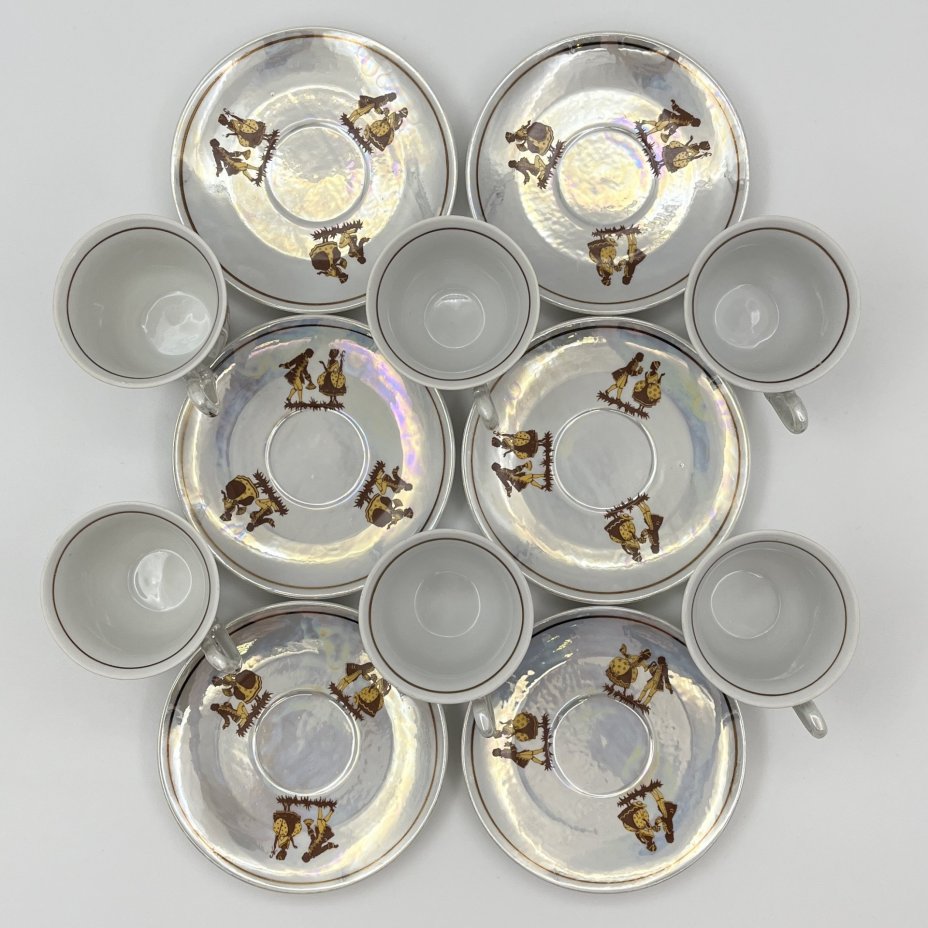 Сервиз кофейный на 6 персон, украшенный изображением галантных сцен (15 предметов), фарфор, люстр, деколь, золочение, FP Zajecar, Югославия, 1970-1991 гг.