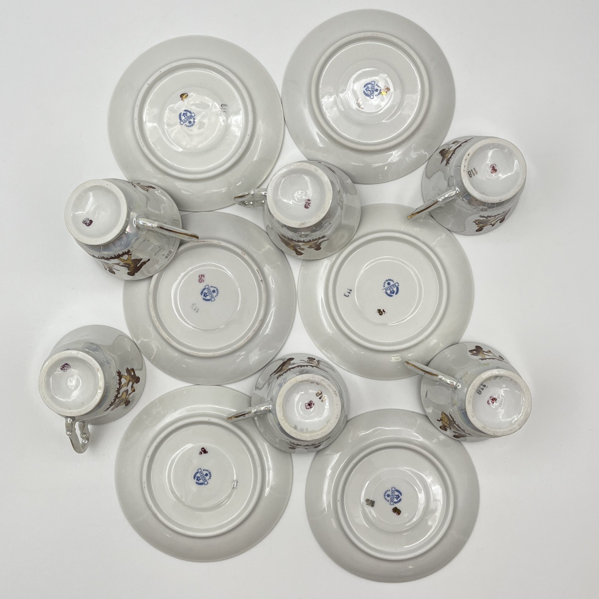 Сервиз кофейный на 6 персон, украшенный изображением галантных сцен (15 предметов), фарфор, люстр, деколь, золочение, FP Zajecar, Югославия, 1970-1991 гг.