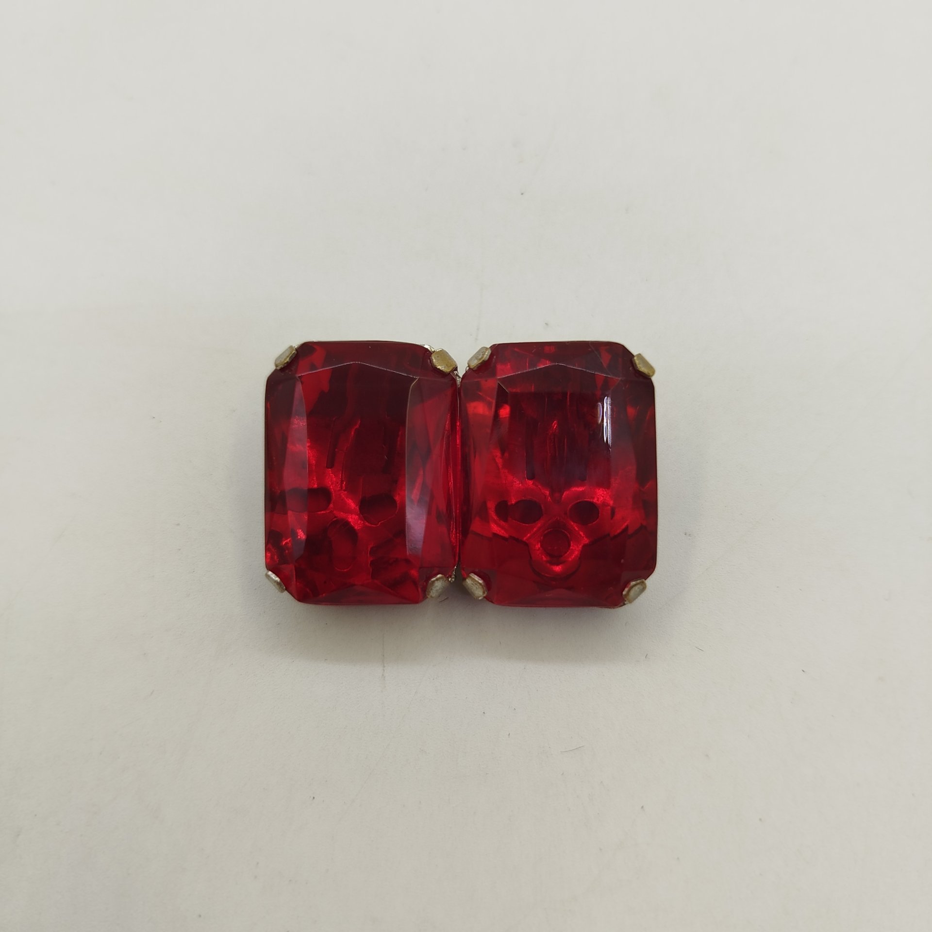 Серьги-клипсы прямоугольной формы с красной вставкой