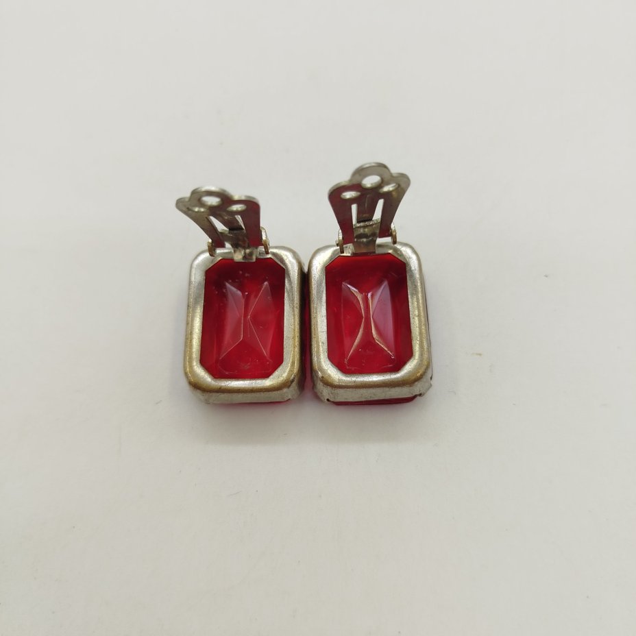 Серьги-клипсы прямоугольной формы с красной вставкой