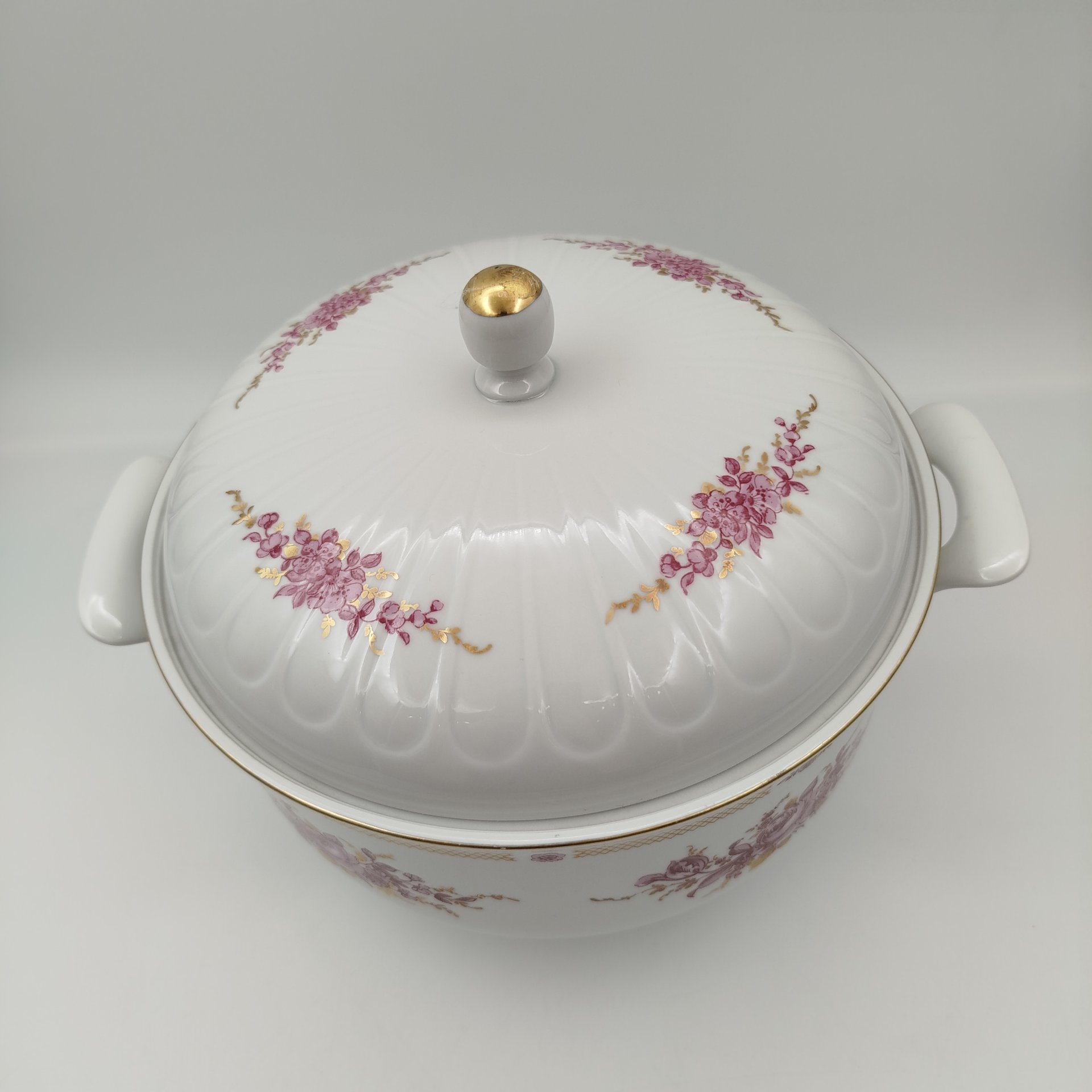 Супница/терина, украшенная цветочным декором, фарфор, деколь, золочение, Graf Von Henneberg Porzellan, 1777 Jlmenau, ГДР, 1977-1990 гг.