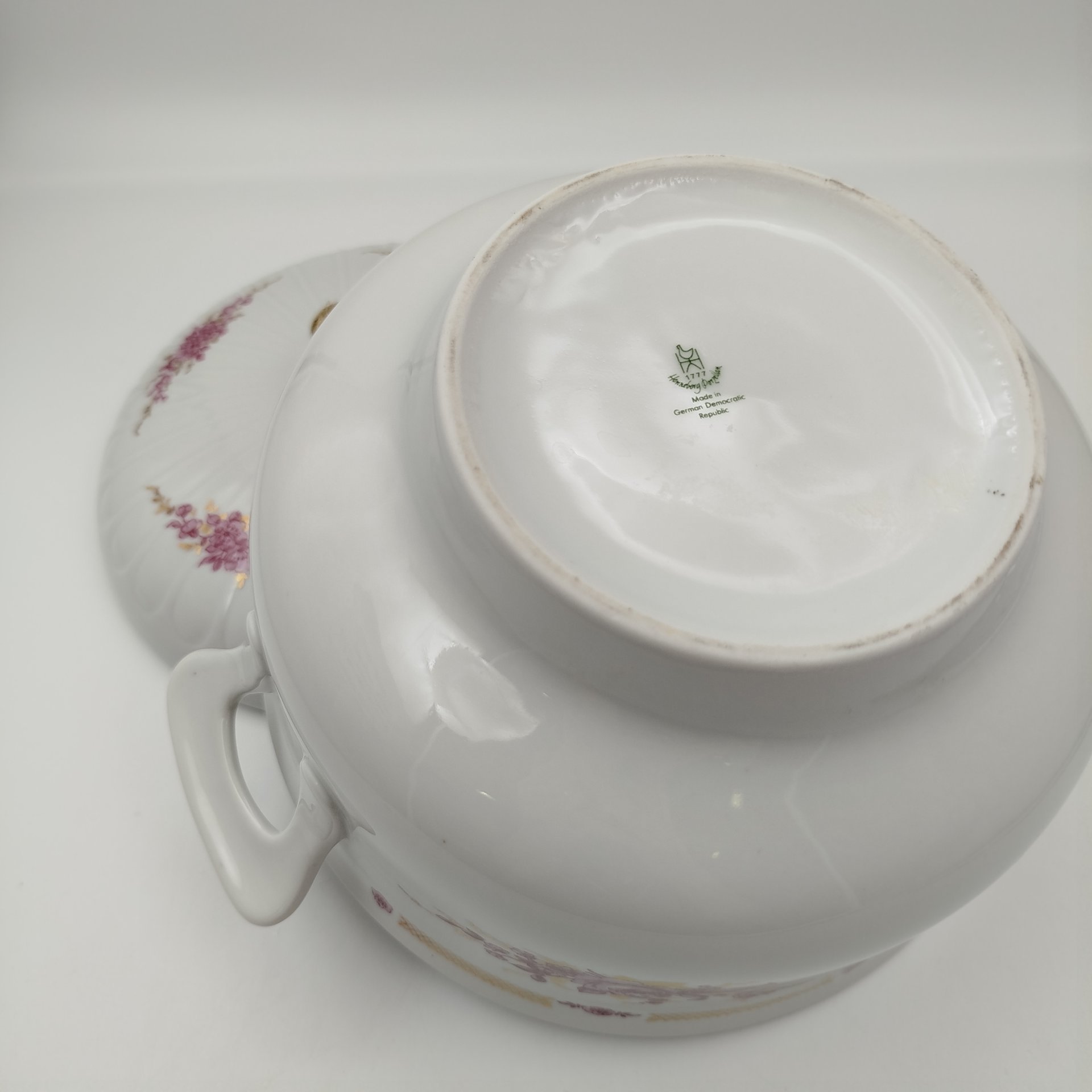 Супница/терина, украшенная цветочным декором, фарфор, деколь, золочение, Graf Von Henneberg Porzellan, 1777 Jlmenau, ГДР, 1977-1990 гг.